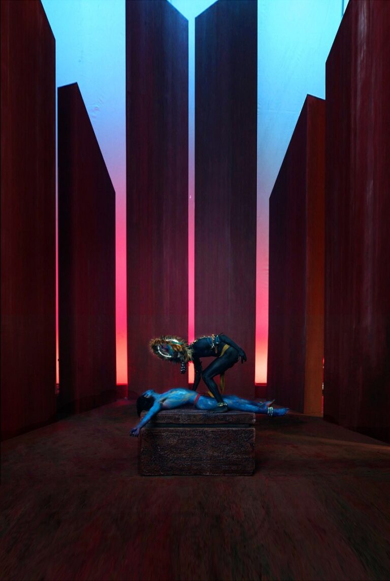 El Museo del Palacio de Bellas Artes exhibe la videoinstalación Dioses y máquinas, de Santiago Sierra Soler 