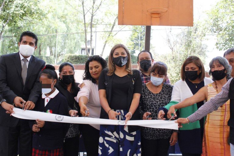 Tlalpan construye arcotechos para una primaria y un jardín de niños