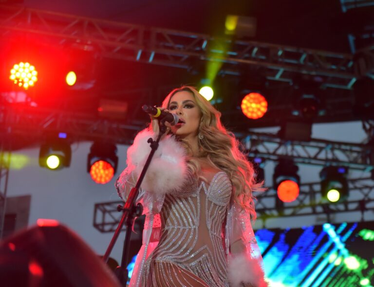 Ecatepec festeja a más de 15 mil mamás con espectáculo de música y comedia