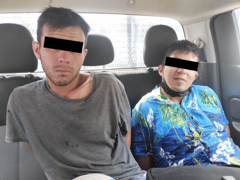 Policía de Ecatepec detiene a dos sujetos relacionados con varios asaltos a tiendas de autoservicio