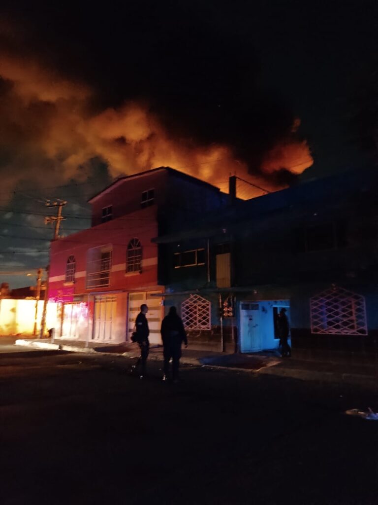 Policías municipales de Nezahualcóyotl rescatan de un incendio a una mujer de la tercera edad