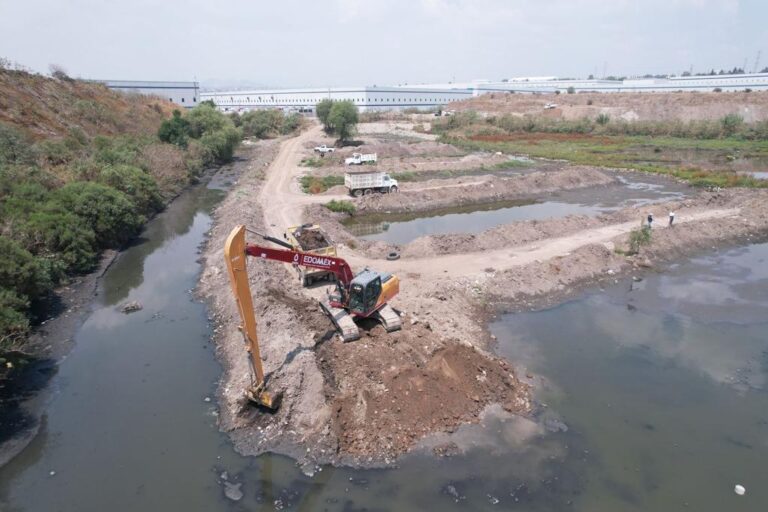 Con el fin de prevenir inundaciones se realiza la limpieza y desazolve de la presa “El Ángulo”