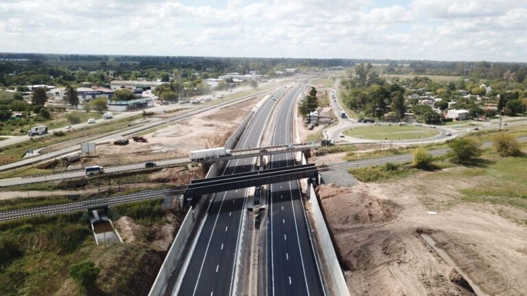 Menores escapan en auto y conducen 450 kilómetros en Argentina