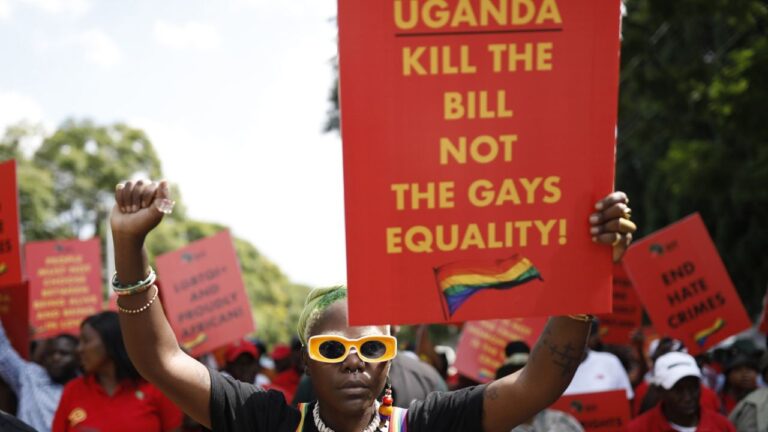 Uganda promulga ley que castiga duramente las relaciones homosexuales