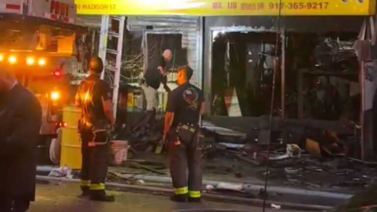 Fallecen 4 personas tras incendio en tienda de bicicletas en Nueva York