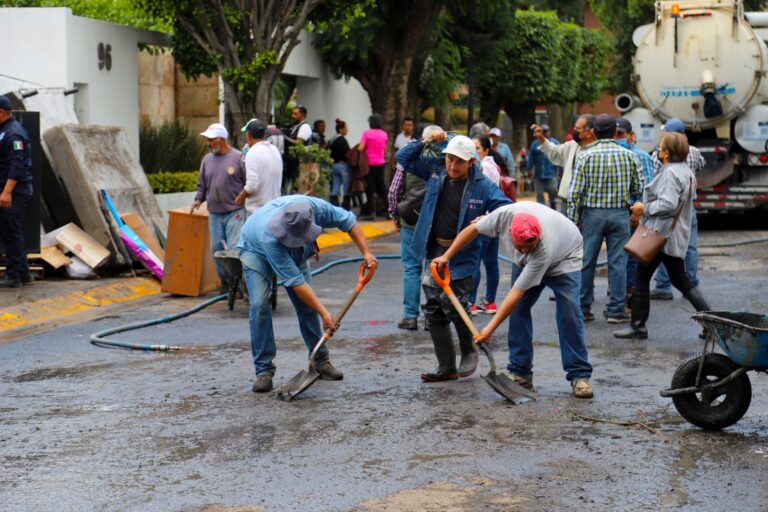 Continúa Grupo Tláloc brindando atención en zonas afectadas por lluvia en Naucalpan