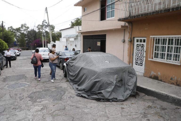 Atiende Naucalpan denuncia y retira autos de lujo que eran reparados en vía pública