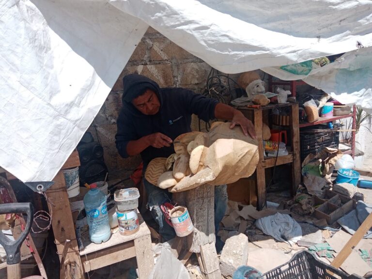 Elaboran máscaras de Xitas para celebrar Corpus Cristi