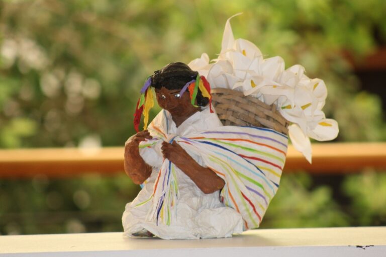 Trabajan mexiquenses con técnica de cartonería