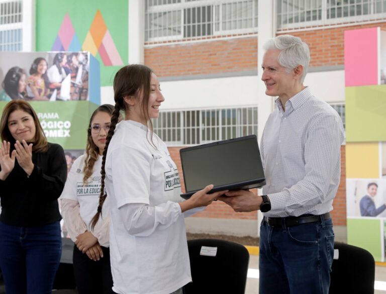 Entrega Alfredo Del Mazo infraestructura para la Universidad Politécnica de Texcoco becas y laptops para estudiantes mexiquenses