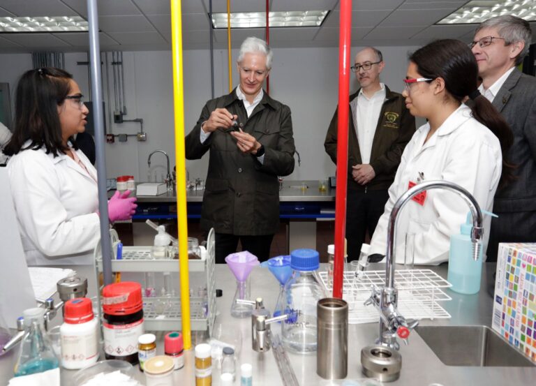 Entrega Del Mazo equipamiento y nuevas instalaciones al centro conjunto de investigación en química sustentable