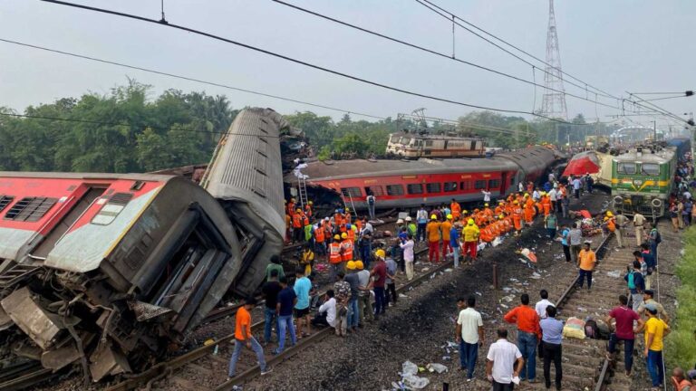 Suman casi 300 muertos tras fatal choque de trenes en India