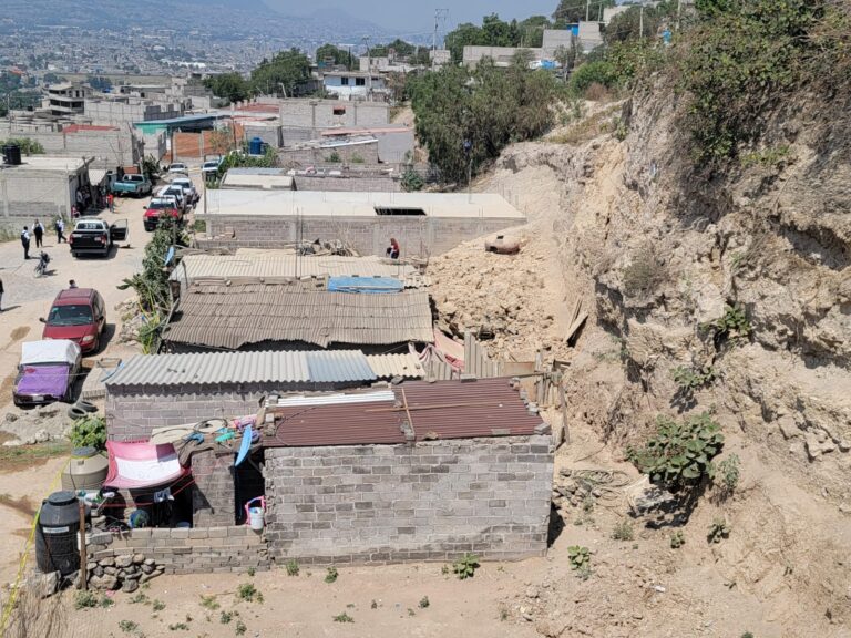 Atienden equipos de emergencia daños por deslizamiento de ladera en Chimalhuacán