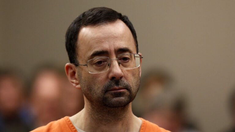 Apuñalan en prisión a médico condenado por abusar de gimnastas en EUA