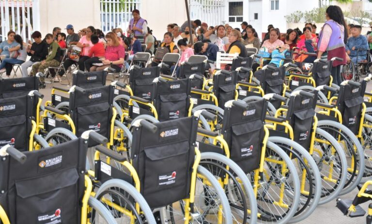Entrega DIF municipal y CRIT sillas de ruedas para niñas, niños y adolescentes de escasos recursos de Nezahualcóyotl
