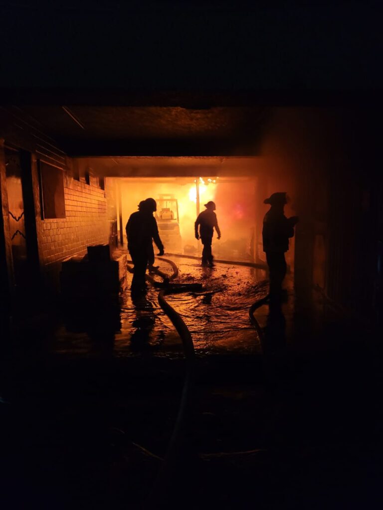 Sofocan incendio bomberos de Tlalnepantla en una fábrica de cartón y plástico