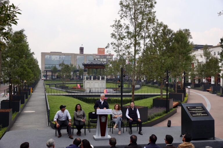 Entrega Alfredo Del Mazo la renovación de la Plaza González Arratia