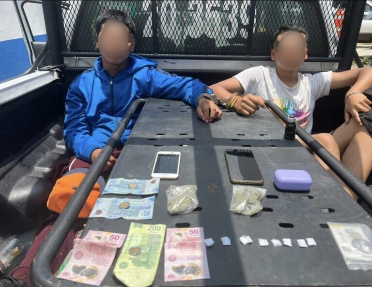 Detienen en Naucalpan a dos menores con drogas