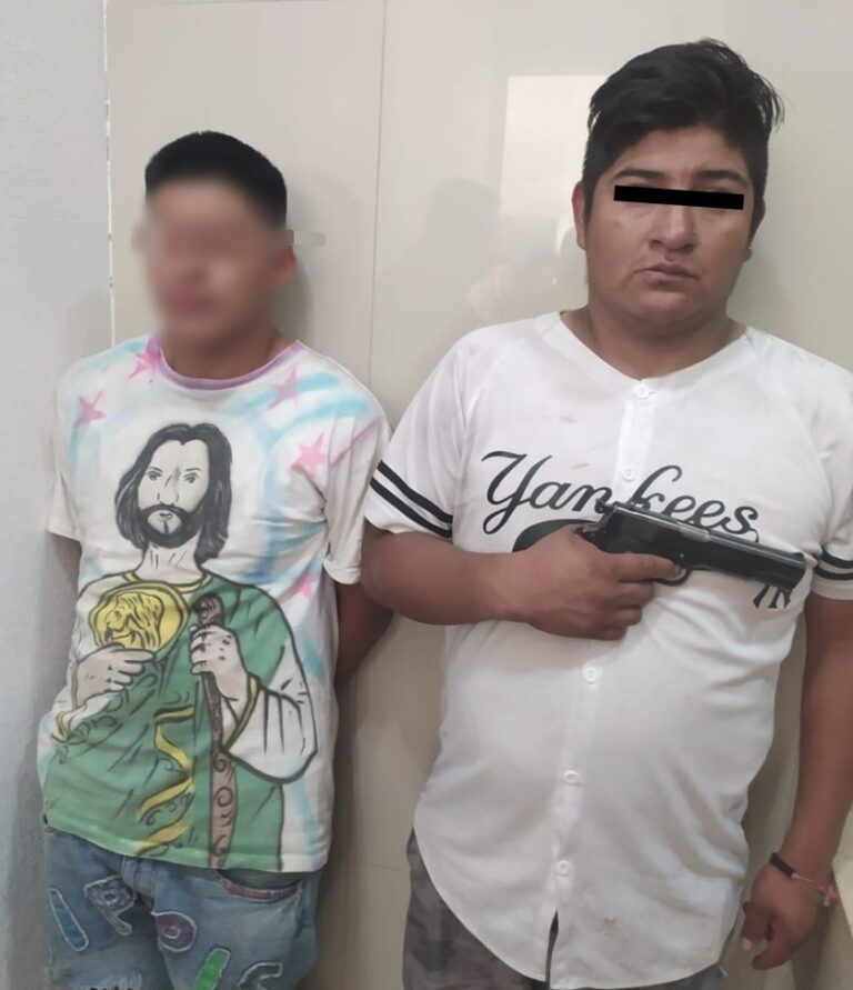 En Naucalpan detienen a dos jóvenes por robo con violencia de vehículo
