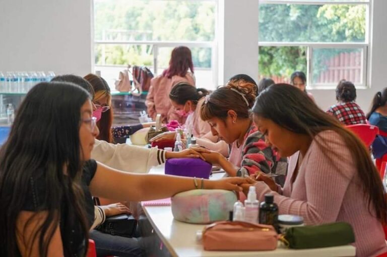 A través de cursos y talleres, el DIF Tlalnepantla fomenta el autoempleo