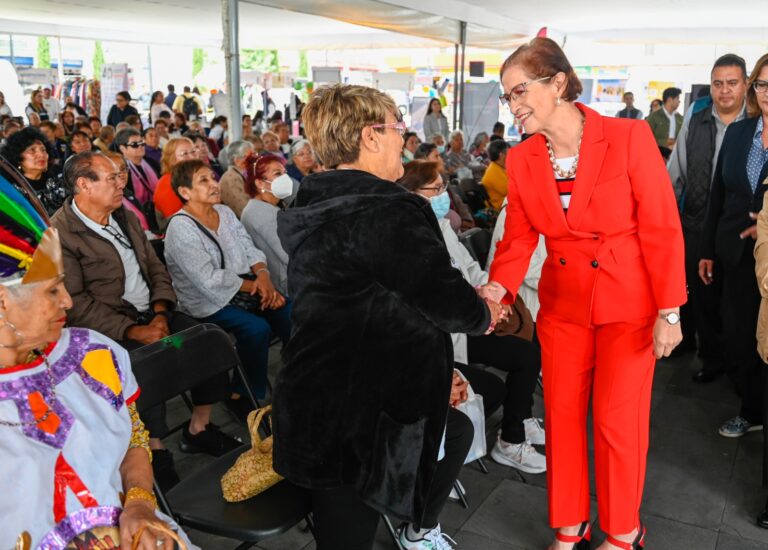 Celebran a adultos mayores con servicios gratuitos en Naucalpan