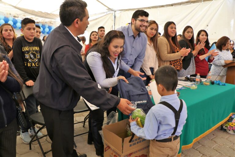 ENTREGA HUIXQUILUCAN ÚTILES Y MOCHILAS PARA APOYAR LA ECONOMÍA FAMILIAR