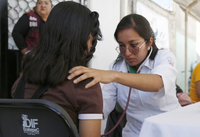 Ecatepec amplía a 20 mil entrega de certificados médicos gratuitos para estudiantes