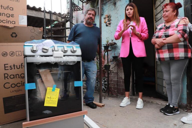 Entregan Apoyos a DIF de Tecámac a Familia Afectadas en Inundaciones de  Julio Pasado en San Pedro Atzompan