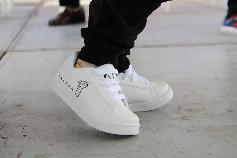 Alfa González entrega tenis a niñas y niños de bajo y muy bajo índice de desarrollo social