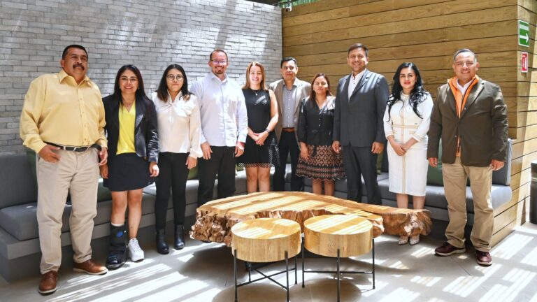 Omar Ortega da la bienvenida al diputado Fernando González, que se suma al Grupo Parlamentario del PRD