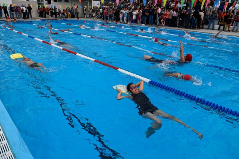 Becas para natación a estudiantes, personas vulnerables y atletas de alto rendimiento
