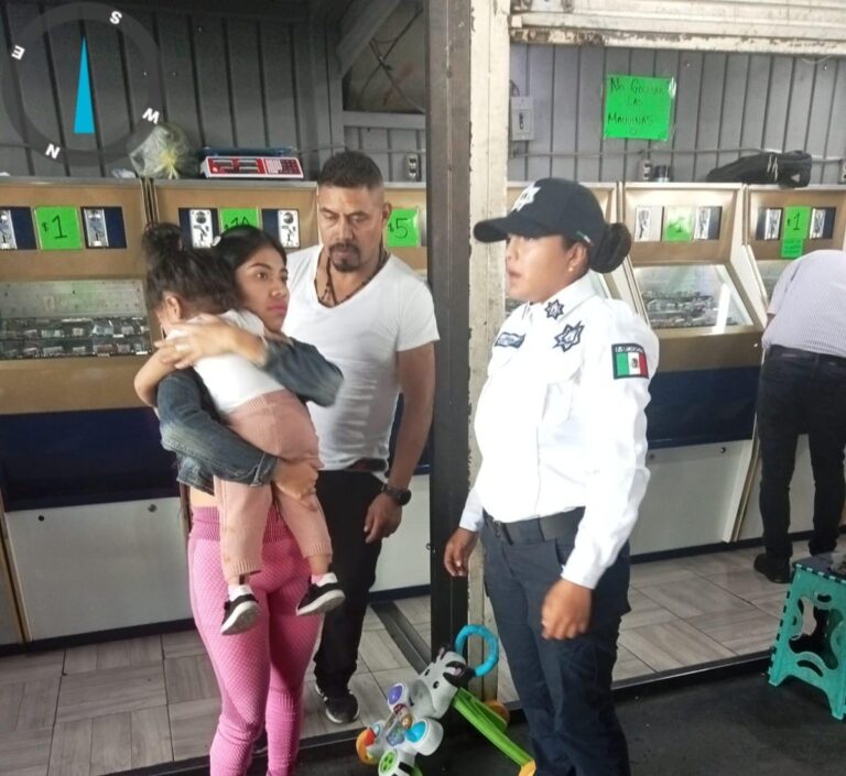 Policía de movilidad de Naucalpan salva la vida a una niña