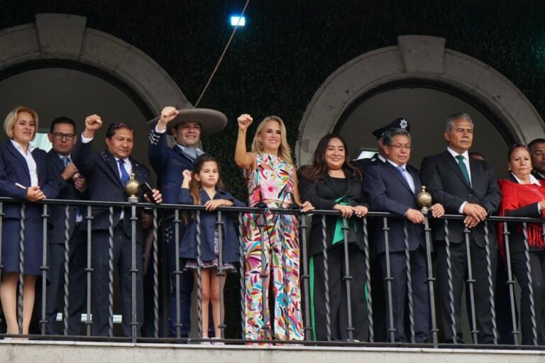 Encabeza Romina Contreras desfile cívico por el 213 Aniversario del Inicio de la Independencia de México