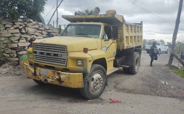 Detienen en Naucalpan a dos sujetos por violar sellos en tiradero clandestino