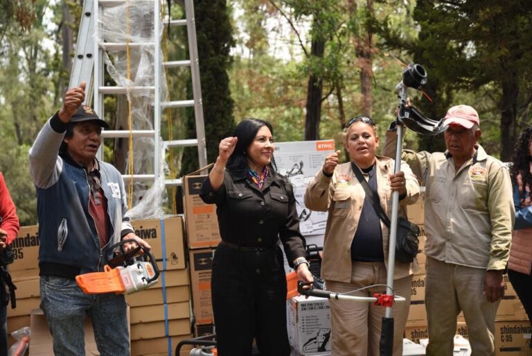 Karla Fiesco entrega herramienta y maquinaria a servicios públicos