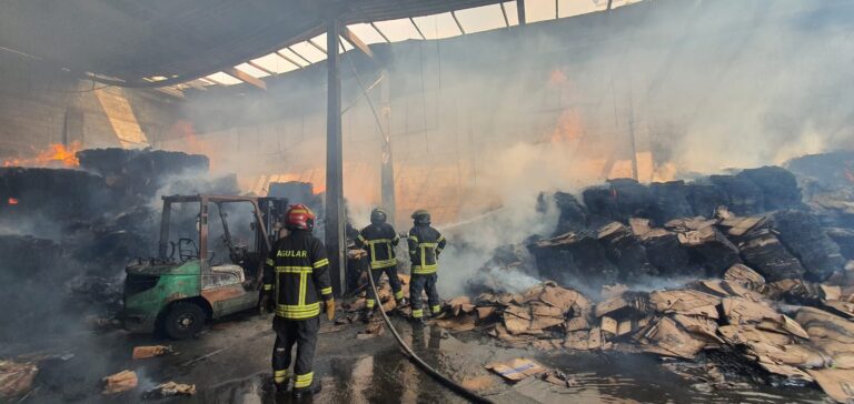 Bomberos de Naucalpan sofocan incendio de bodega