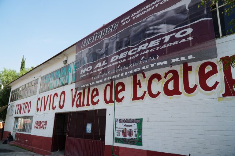 Se unen habitantes de Ecatepec al en aparecer 10 mil mantas contra despojo de 469 hectáreas