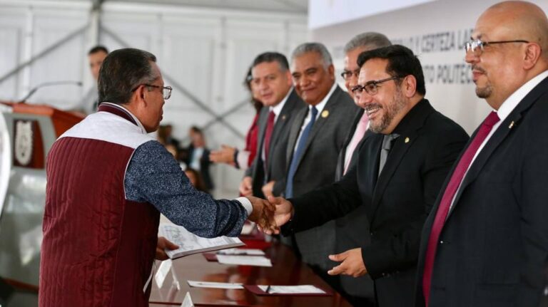 IPN y SNTE entregan constancia de basificación a 3 mil 956 docentes