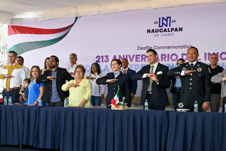 Con algarabía desfilan por la Independencia de México en Naucalpan