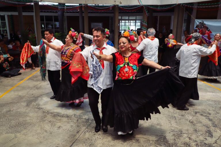 Con una fiesta mexicana, el DIF Tlalnepantla celebró el aniversario de una casa de adultos mayores