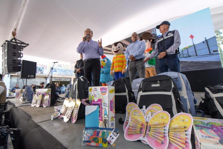 Entrega Pedro Rodríguez más de 1,500 paquetes escolares en apoyo a la economía de familias atizapenses