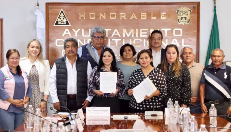 GOBIERNO DE KARLA FIESCO DE LA MANO CON EJIDATARIOS DE TEPOJACO