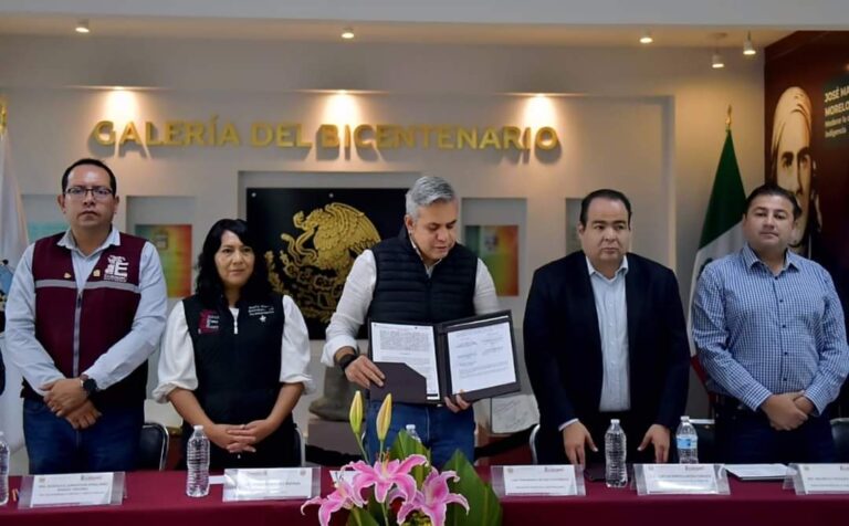 Fernando Vilchis logra pavimentación de la avenida Gran Canal en Ecatepec