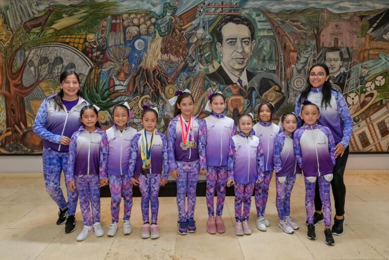 VISITAN AL ALCALDE PEDRO RODRÍGUEZ CAMPEONAS DE GIMNASIA AERÓBICA DE LA ACADEMIA ILUSSION GYM