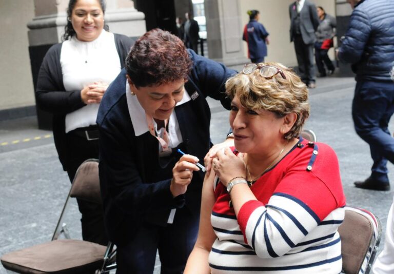 La Gobernadora Delfina Gómez se vacuna contra Influenza y COVID-19