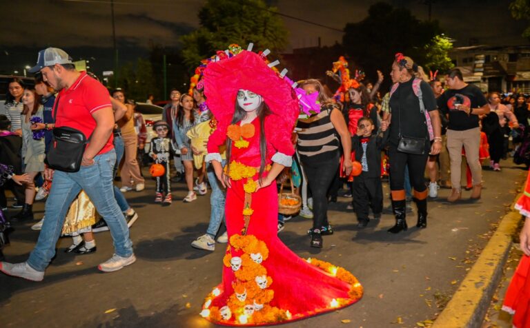 Desfile de Día de Muertos llena de magia, música y color las calles de Naucalpan
