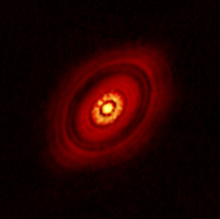 Revelan detalles nunca antes vistos del disco de polvo alrededor de una estrella joven