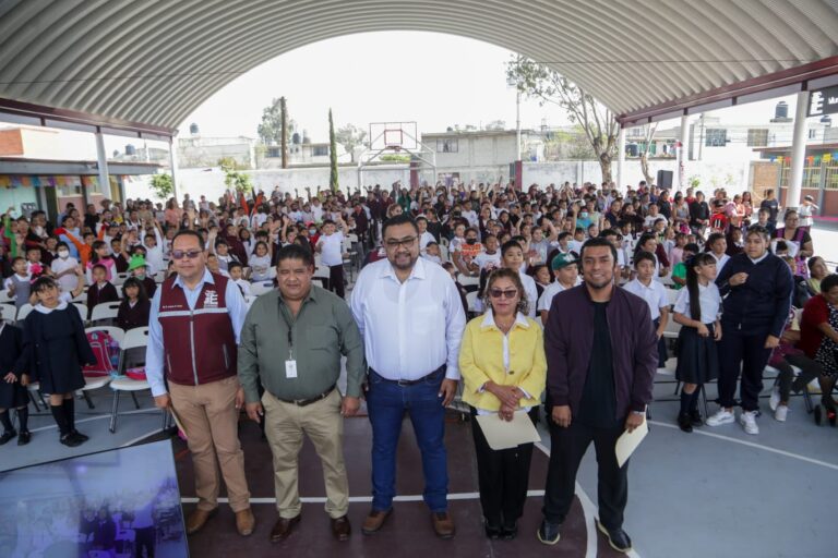 Ernesto Santillán entrega arcotecho a escuela de Ecatepec; suman 75 construidos en el municipio