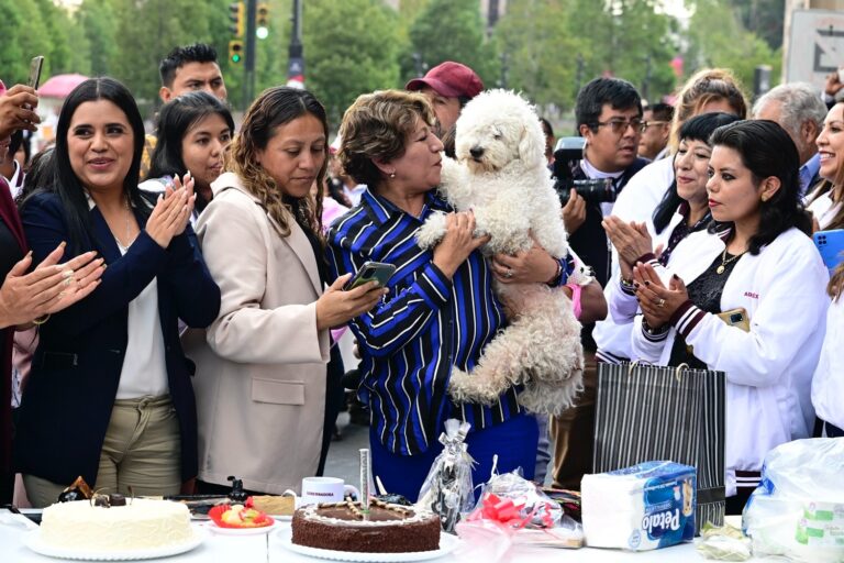 Mexiquenses sorprenden a la Gobernadora Delfina Gómez con festejo previo a su cumpleaños