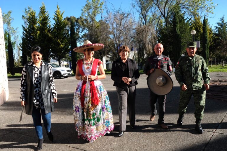 Delfina Gómez abandera a la Delegación del Edoméx que participará en el Desfile por el 113 Aniversario del Inicio de la Revolución Mexicana